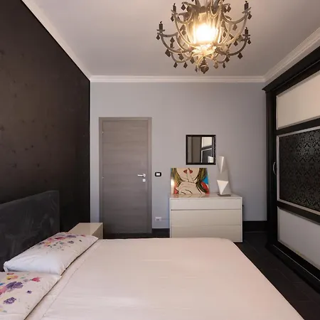 Holiday home Crispi House *